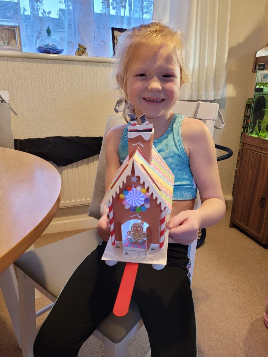 davemanutd11's tweet photo. Emilee had fun making her #toucanbox  #gingerbreadhouse @vixonc28 @DCHargreaves @MissMills1M @toucanbox https://t.co/EFbajt24ag