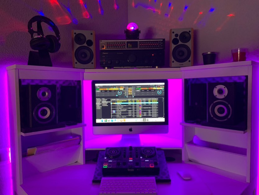 herculesaudio's tweet image. #SetUpSaturday Isn&apos;t it the perfect set-up to mix at home?🤩 Hey @djucedsoftware 🖐️️
Thank you Jocarglez for this pic with the #DJControlInpulse200! 
Enjoy your mix session this weekend and don&apos;t forget to comment with a 📷of your set-up for a chance to be featured! #HerculesDJ