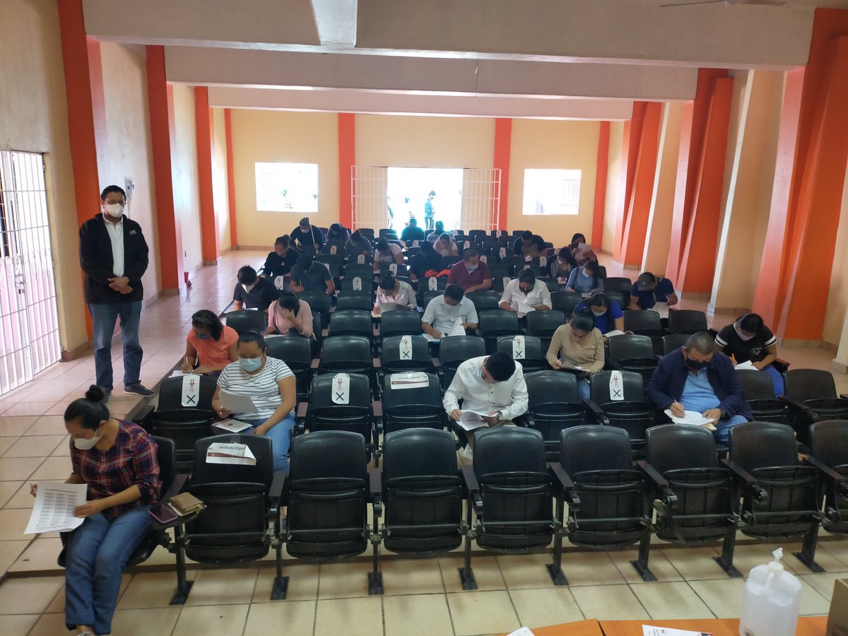 Tcastellano1974's tweet photo. #EnEsteMomento aplico examen a aspirantes a CAEs y SE de municipios de Acala, Chiapilla, Totolapa y Emiliano Zapata en el Salón Audiovisual del H. Ayuntamiento de Acala que corresponde a la 06 Junta Distrital del @INE_Chiapas @INEMexico con medidas sanitarias https://t.co/O203A1G8W7