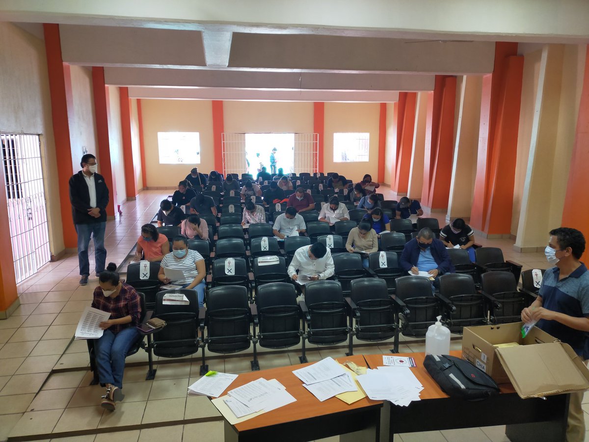 Tcastellano1974's tweet photo. #EnEsteMomento aplico examen a aspirantes a CAEs y SE de municipios de Acala, Chiapilla, Totolapa y Emiliano Zapata en el Salón Audiovisual del H. Ayuntamiento de Acala que corresponde a la 06 Junta Distrital del @INE_Chiapas @INEMexico con medidas sanitarias https://t.co/O203A1G8W7