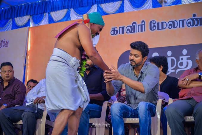 devakumar_pathy's tweet photo. Indha mathiri social issues ku voice out panna thalapathy romba sandhosa paduvaru ❣️ So All Thalapathy fans Participate in this tag🙏

#VIJAYFansSupportFarmers https://t.co/LiNB29oVuU