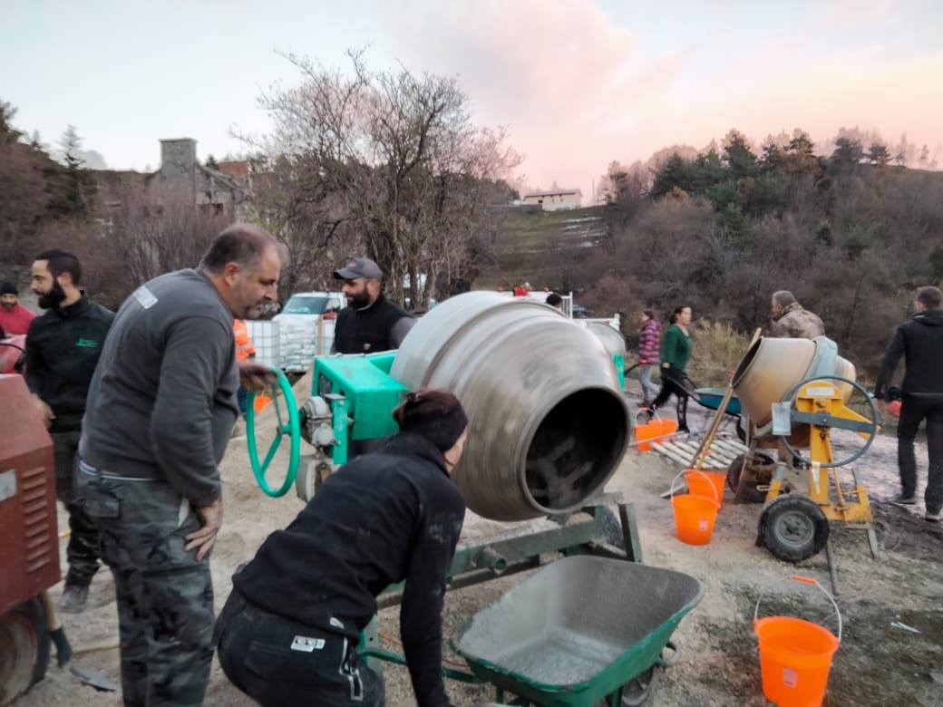F3cotedazur's tweet photo. Une famille de sinistrés de la Roya aura un nouveau pont pour Noël, des trekkeurs se mobilisent > https://t.co/rvdMwabOFO #solidarité #tempeteAlex06 https://t.co/nTuaJ3OB5G