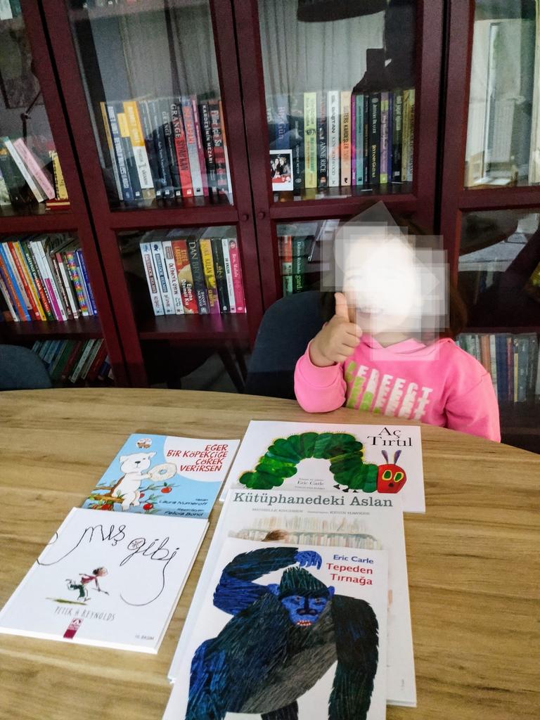 Ayağımda patigim başucumda kitabım  @Patik_Kitap_  Aralık ayı kitapları hazır. Başlıyoruz