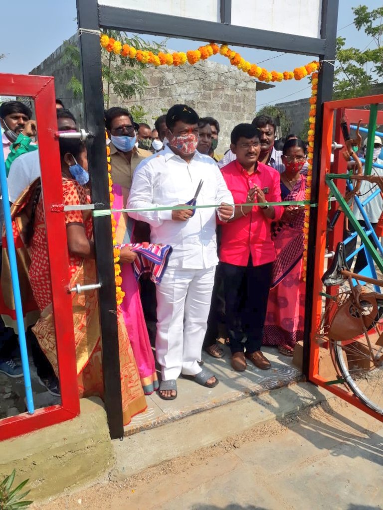 MC_GWMC's tweet photo. 1st of its kind, #MicroPark for mini citizens of today!
Developed under state govts flagship #PattanaPragathi program.
Inaugurated by Hon'ble MLA East @TrsNarender Gaaru.
With only 210 sq yds of land in Massaiah Nagar #slum using #recycled objects.
@KTRTRS
@arvindkumar_ias https://t.co/ffVSglvIpw