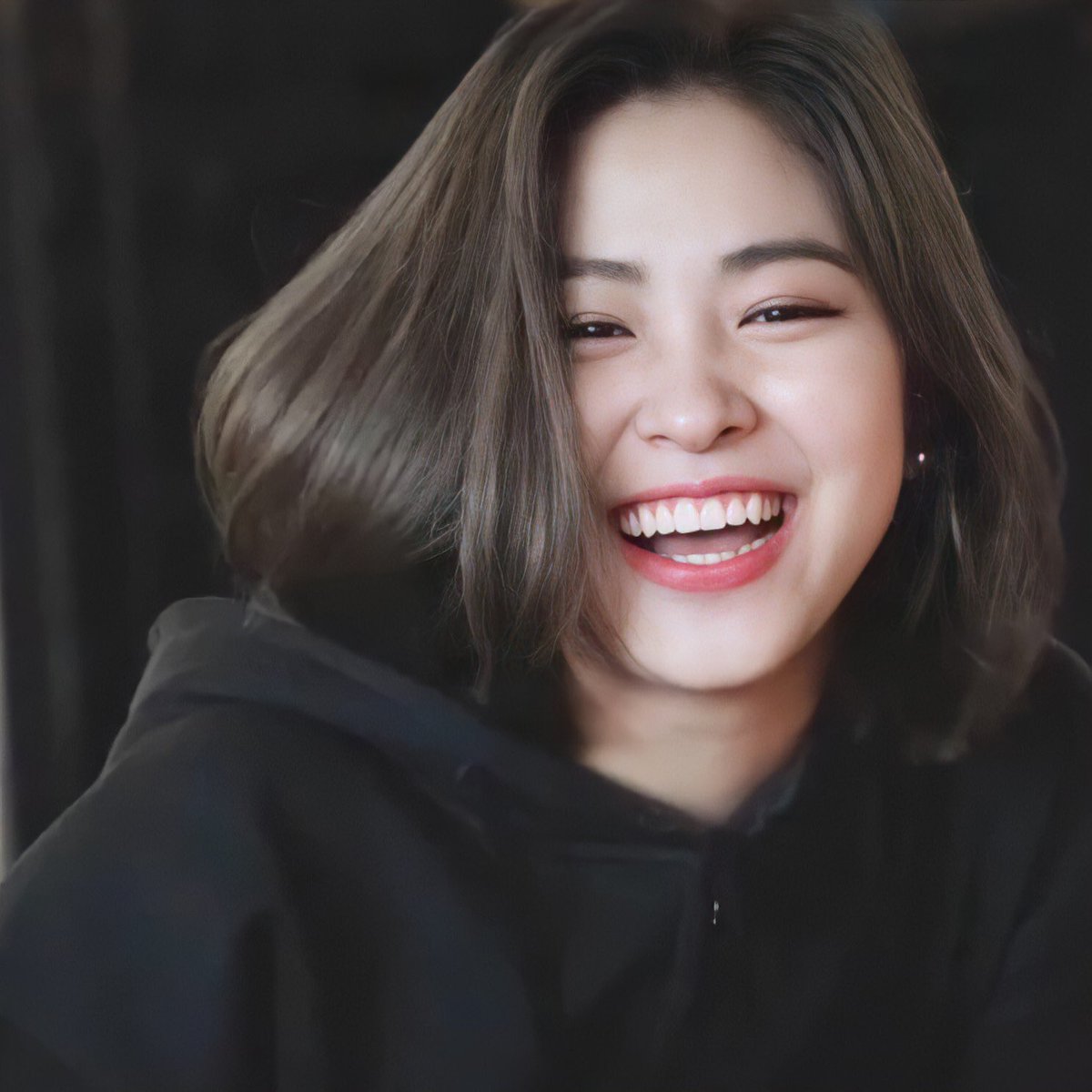 fieryujin's tweet photo. [UPDATE] dispatch reveals that ITZY’s shin ryujin has a smile that can outsold the sun and every star https://t.co/4FB5hnTw9P