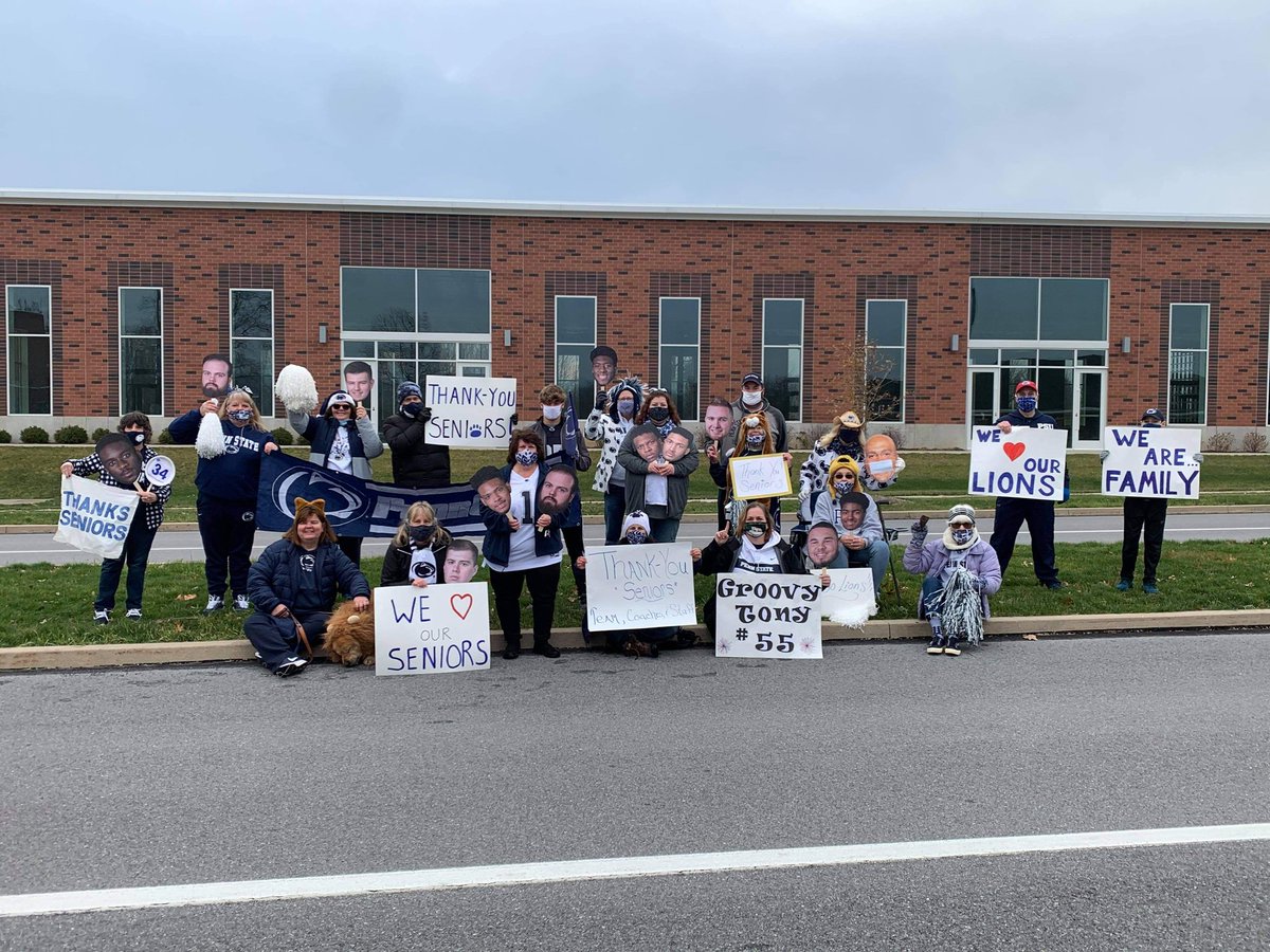 psufanbecky's tweet photo. @MitchGerber That was our group of fans at the Penn Stater sending the team off. I believe the parents were near the stadium. #teamsendoff #weare https://t.co/gOqF9mAlQU