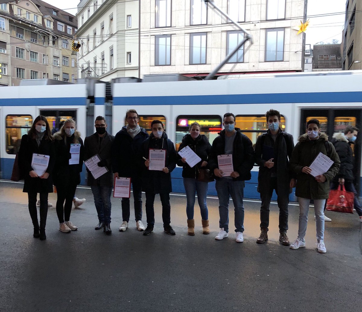 JfStadtZH's tweet photo. Heute beim sammeln am Bellevue.

+103 Unterschriften ✅

@RentenVI @Jungfreisinnige @JFZH https://t.co/OV0GZGXJiy