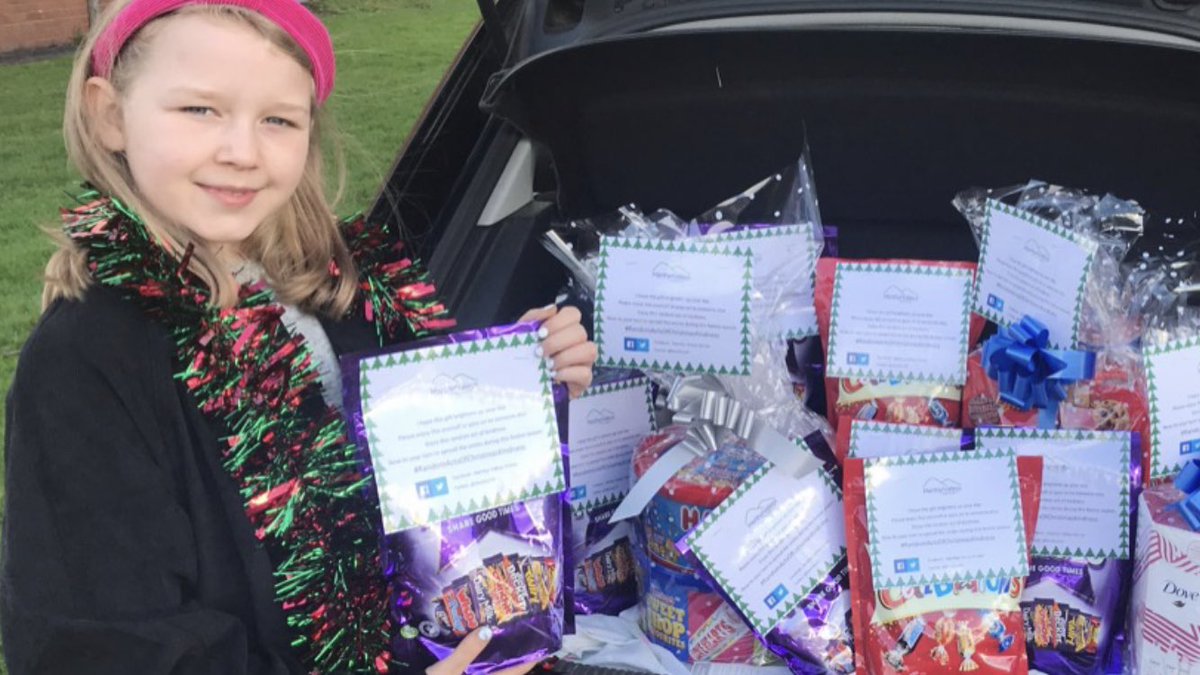JmccarthyJulie's tweet photo. My fab little helper Seren spreading Christmas Kindness around our communities on behalf of Merthyr Valleys Homes οΏΌ@MerthyrVH π§βπππ #RandomActsOfChristmasKindness https://t.co/bJxNrBbiF4