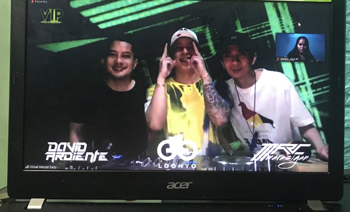 Simply_akyl's tweet photo. Thank you DhaRheMarkable @marcmarasigan @DJLOONYO2 @djdavidardiente 💙💙💙

#VIP19 https://t.co/nJypjWT7ck
