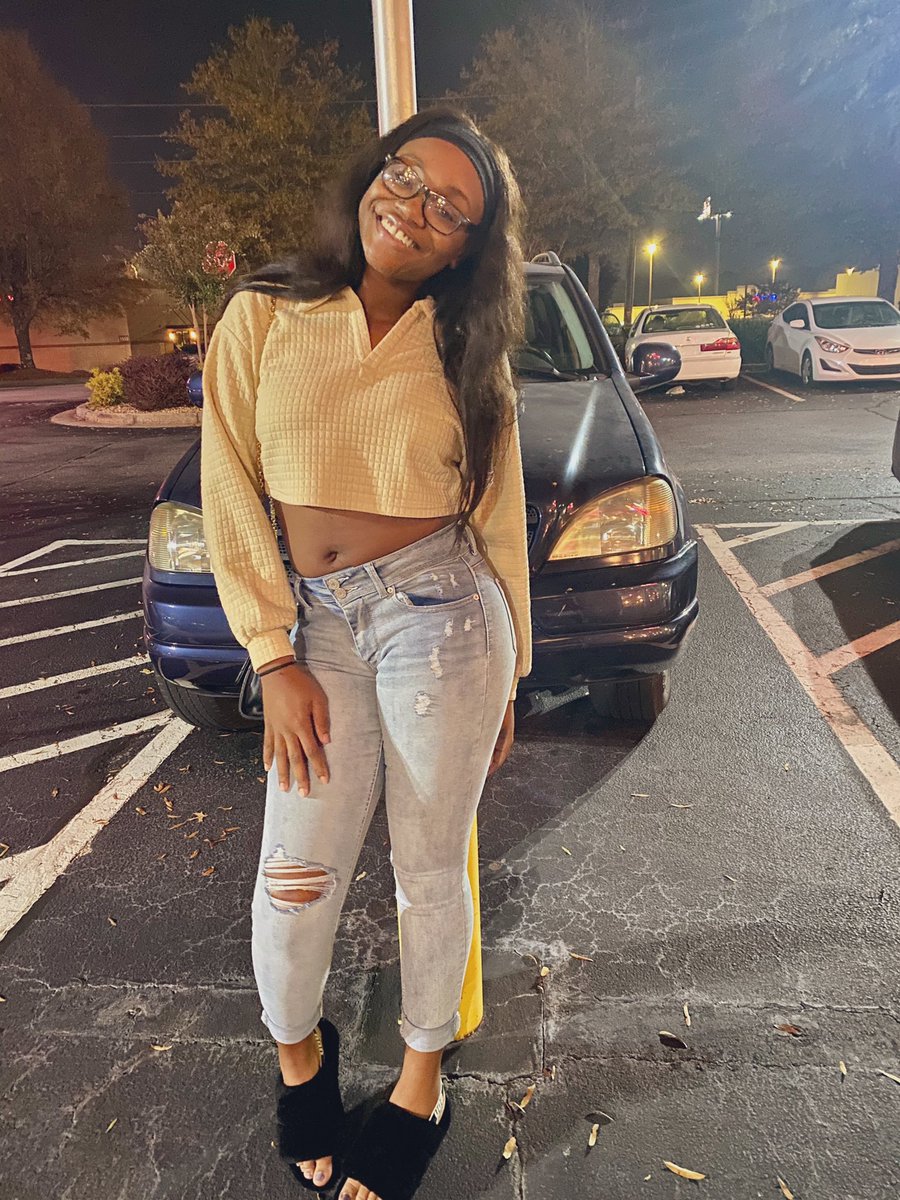 riahhsimonee's tweet photo. my twitter unlocked now 😂💛 https://t.co/0ehDPpjh1i