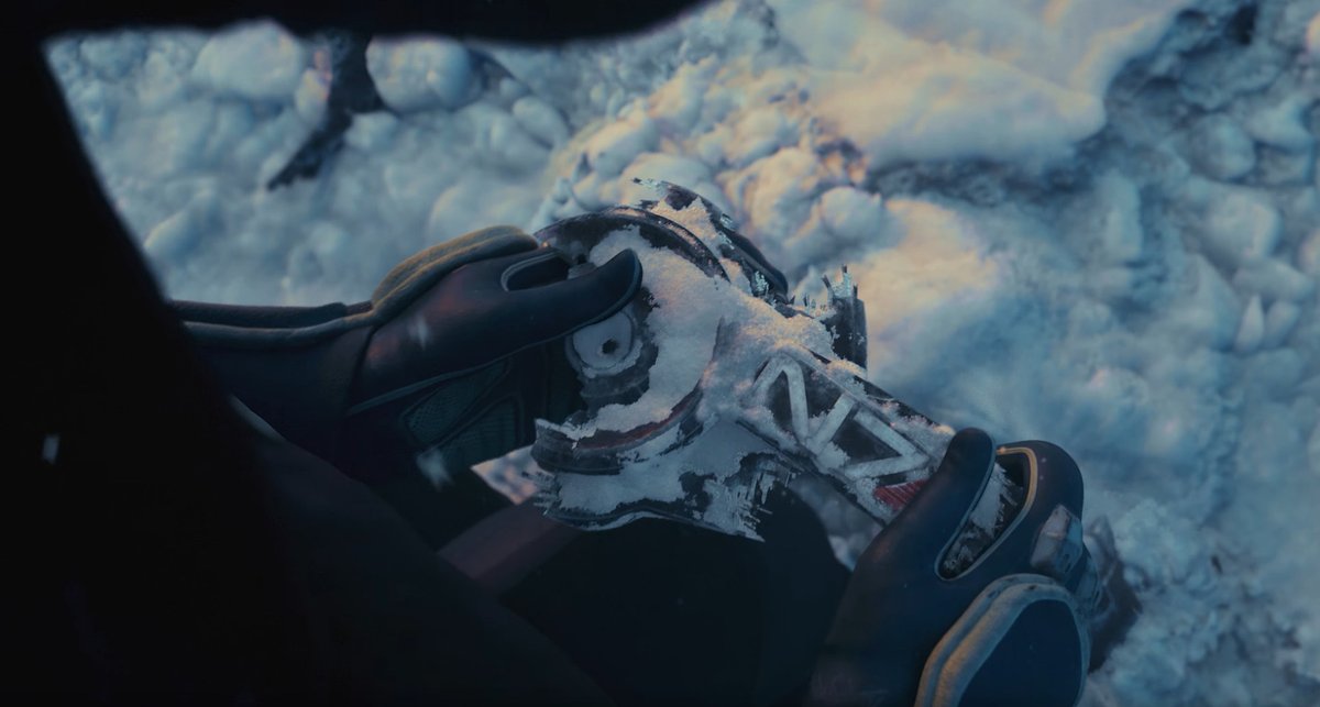 11/ Next we see a figure scaling what at first appears to be a mountain, but I'm pretty dang sure that's a dead Reaper! And look, another dead Reaper in the background! She picks up a piece of debris and it's the jaw portion of an N7 helmet.