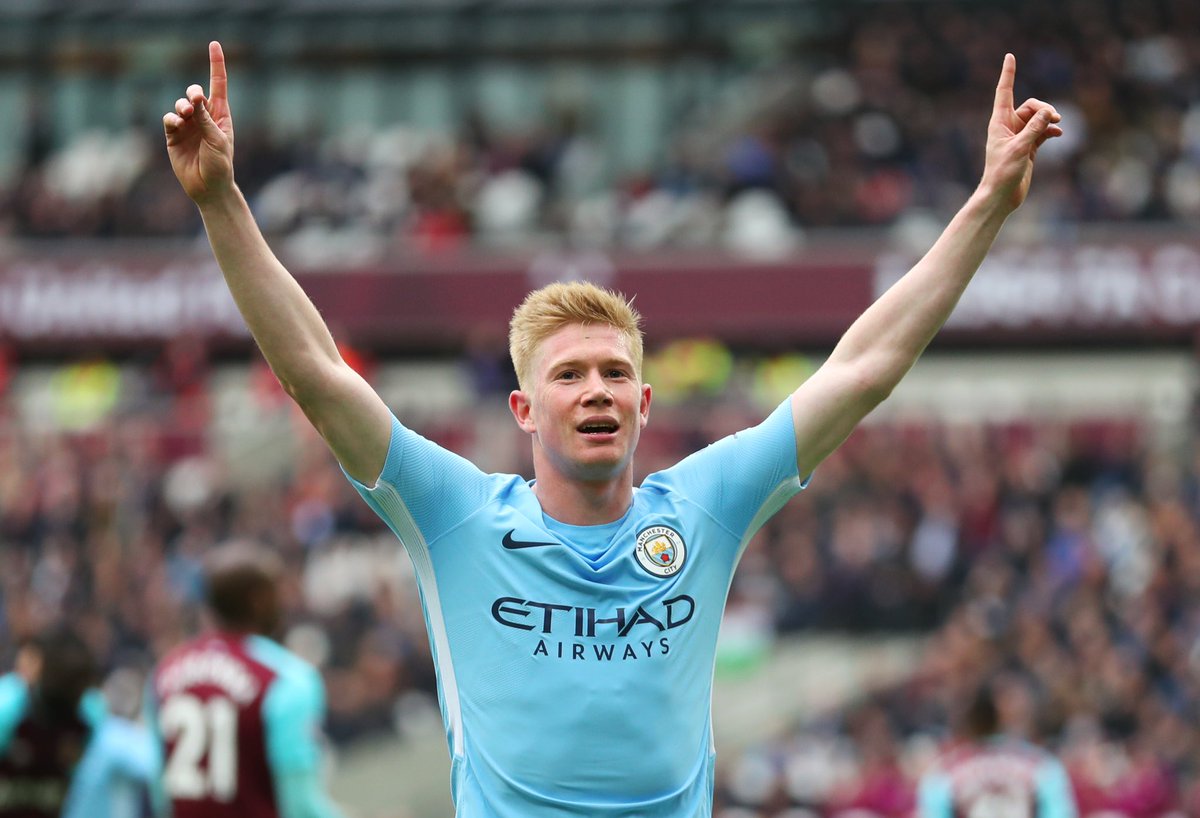 talkSPORT's tweet photo. Let’s settle the debate...

Who’s the better player? 🤔

🔁 RT for Bruno Fernandes 
❤️ Like for Kevin De Bruyne

#MUNMCI // #ManchesterDerby https://t.co/G5vi0Urion