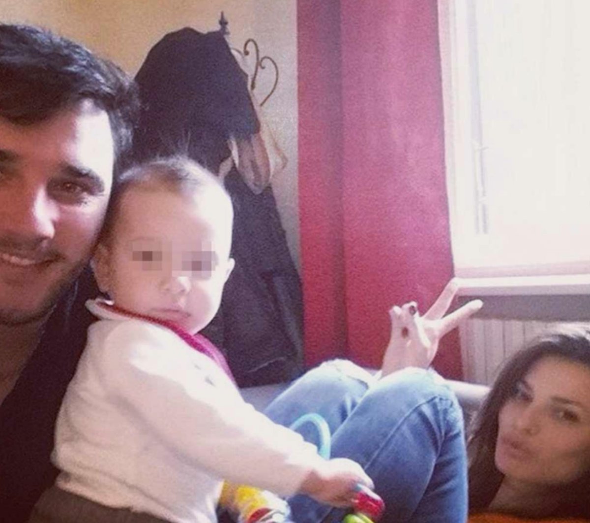 EireenViolet's tweet photo. @ju_melloreal Oi JU voce tambem! Aqui estamos todos ocupados salvando DAYANE mais uma vez, um após o outro até o final!
Com muito amor pela família Mello💓&amp; Bubi!#rosmello #bubi #SiamoConTeDayane https://t.co/z939BV5H64