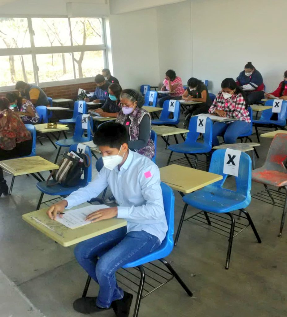 INE_Chiapas's tweet photo. #AHORA 
Primer día de aplicación de examen a las y los aspirantes a capacitadores/ras y supervisores/ras electorales que participarán en las #Elecciones2021. Serán seleccionados 1692 capacitadores/as y 289 supervisores/as. https://t.co/zDjYmYxpNZ