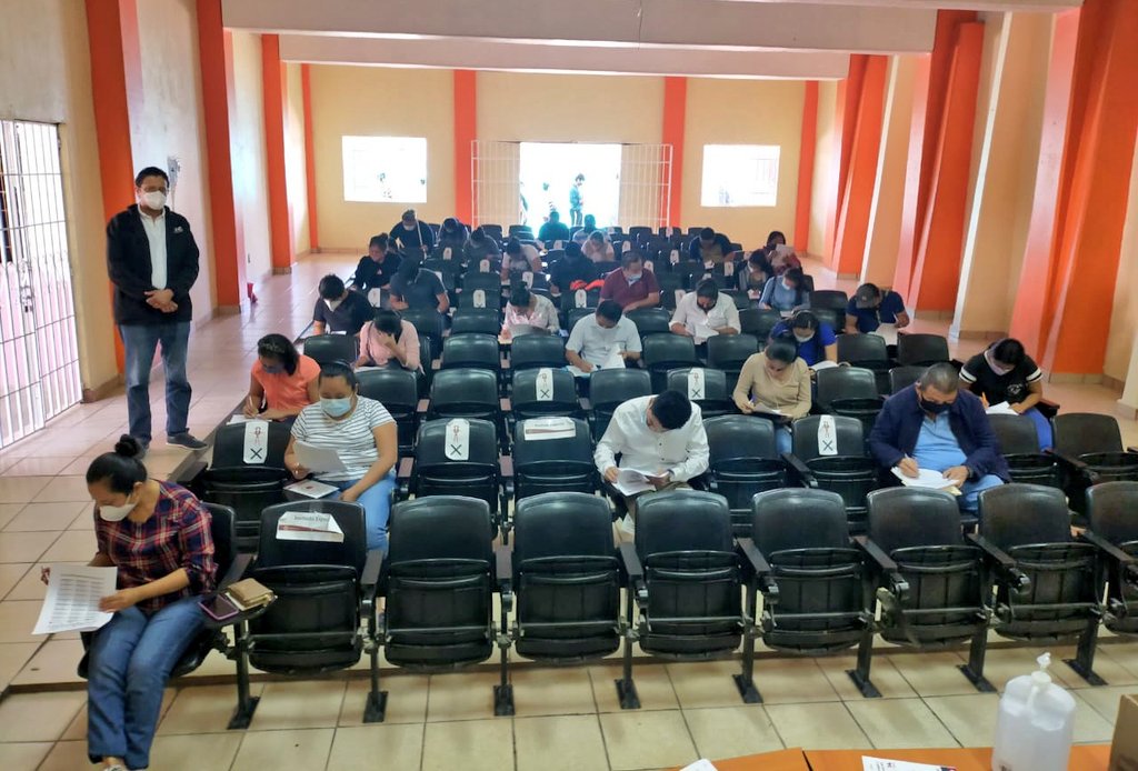 INE_Chiapas's tweet photo. #AHORA 
Primer día de aplicación de examen a las y los aspirantes a capacitadores/ras y supervisores/ras electorales que participarán en las #Elecciones2021. Serán seleccionados 1692 capacitadores/as y 289 supervisores/as. https://t.co/zDjYmYxpNZ