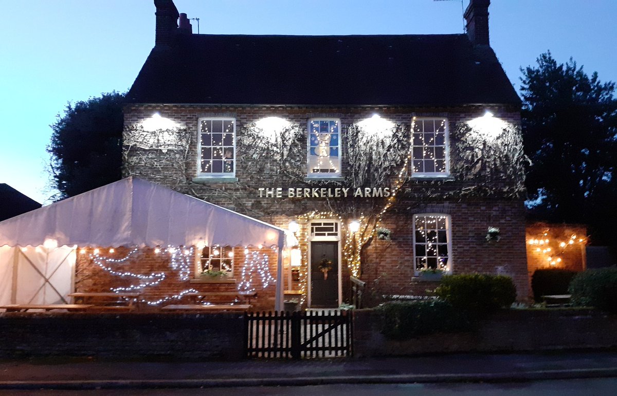 Berkeley_Bosham's tweet photo. Anyone would have thought it was nearly Christmas 🎄

@Berkeley_Bosham #bosham #pub #feelingfestive #supportyourlocal https://t.co/TnHM89GtVf