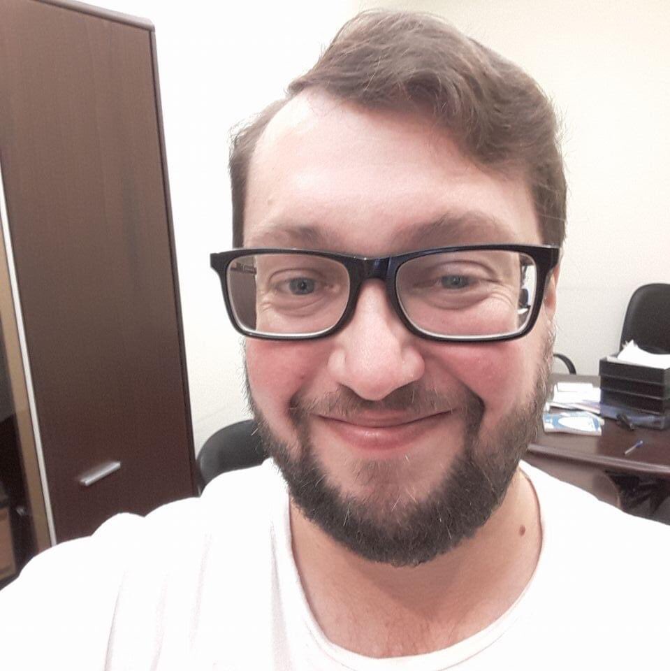 navalny's tweet photo. Какая ужасная новость пришла из СПб. От ковида умер Аркадий Чаплыгин @ArkChaplygin. Всего 42 года ему было. Аркадий был первым лидером нашей партии (тогда ещё "Народный альянс") в Питере. Хороший человек и талантливый адвокат. Мои глубокие соболезнования родным и близким Аркадия. https://t.co/w6FMQCkXJK