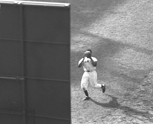 nut_history's tweet photo. Many have seen “The Catch” from Willie Mays, but some may have not seen this angle before. I absolutely love it. #SayHeyKid https://t.co/TtJGyrIv5E
