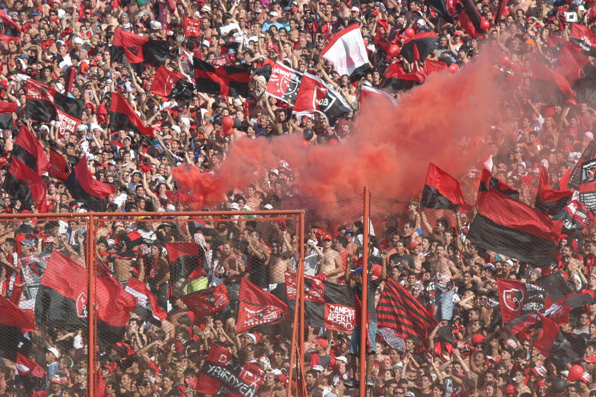 Newells's tweet photo. "Rosario se ha trasladado aquí a Avellaneda"

Locura de locuras 🤪

#NewellsCampeón2004 ⭐ https://t.co/Csyi9eYNYY