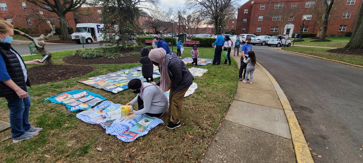 longbranch_es's tweet photo. More books until noon at N Wayne and N Second St, great day to pick up some free books!!! @longbranch_es @APSVirginia https://t.co/S924CUMGRk