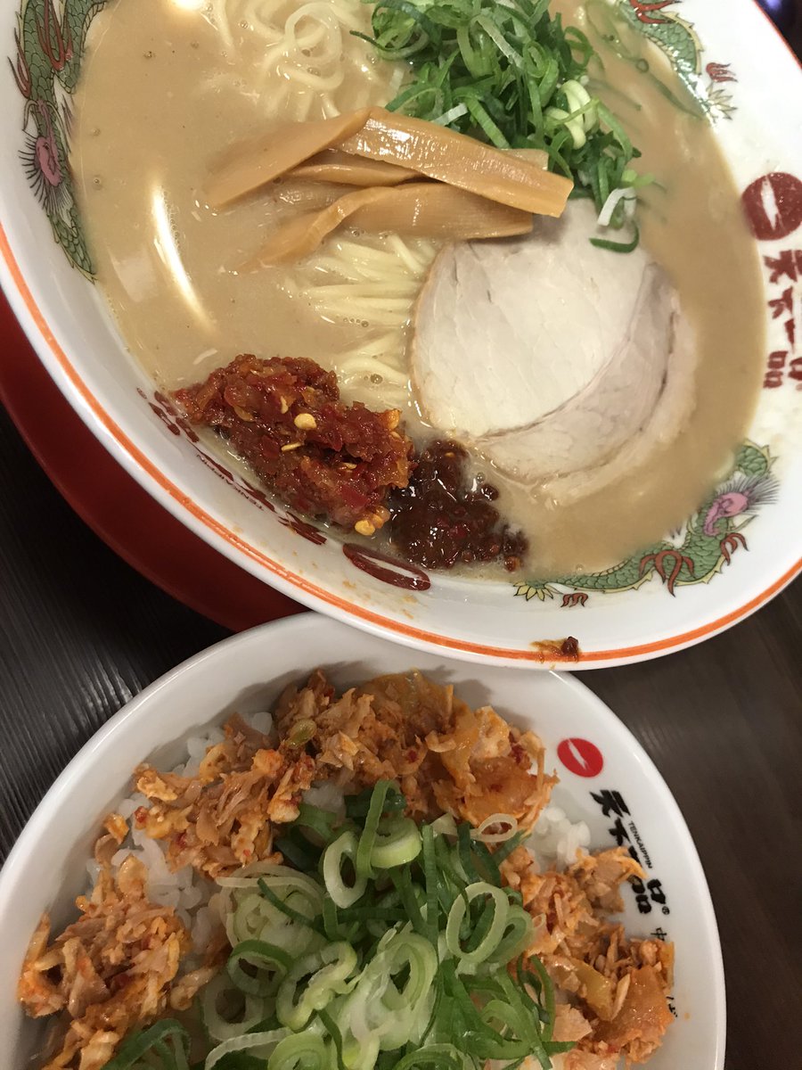gorilla_smoking's tweet photo. 散髪後のラーメン( ´Д`)y━･~~
天下一品🍜
#コッテリ
#大盛り
#キムチャ丼
#上野 https://t.co/oI74iELkB8