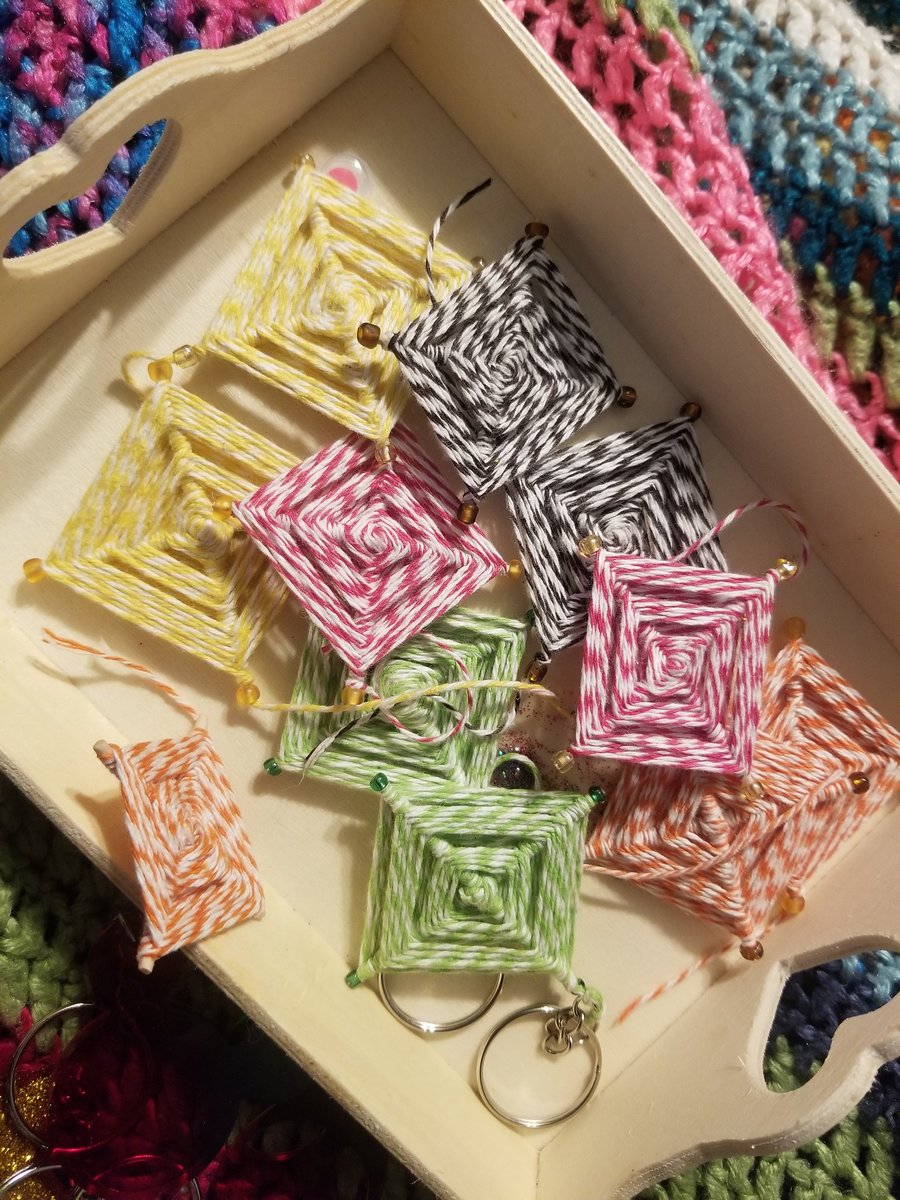 JoJosPaintShop's tweet photo. Working on some new keychains !
#keychains #bakerstwine #homemade #godseyedesign #weaving #artfromtheheart https://t.co/Ivnh1RNna6
