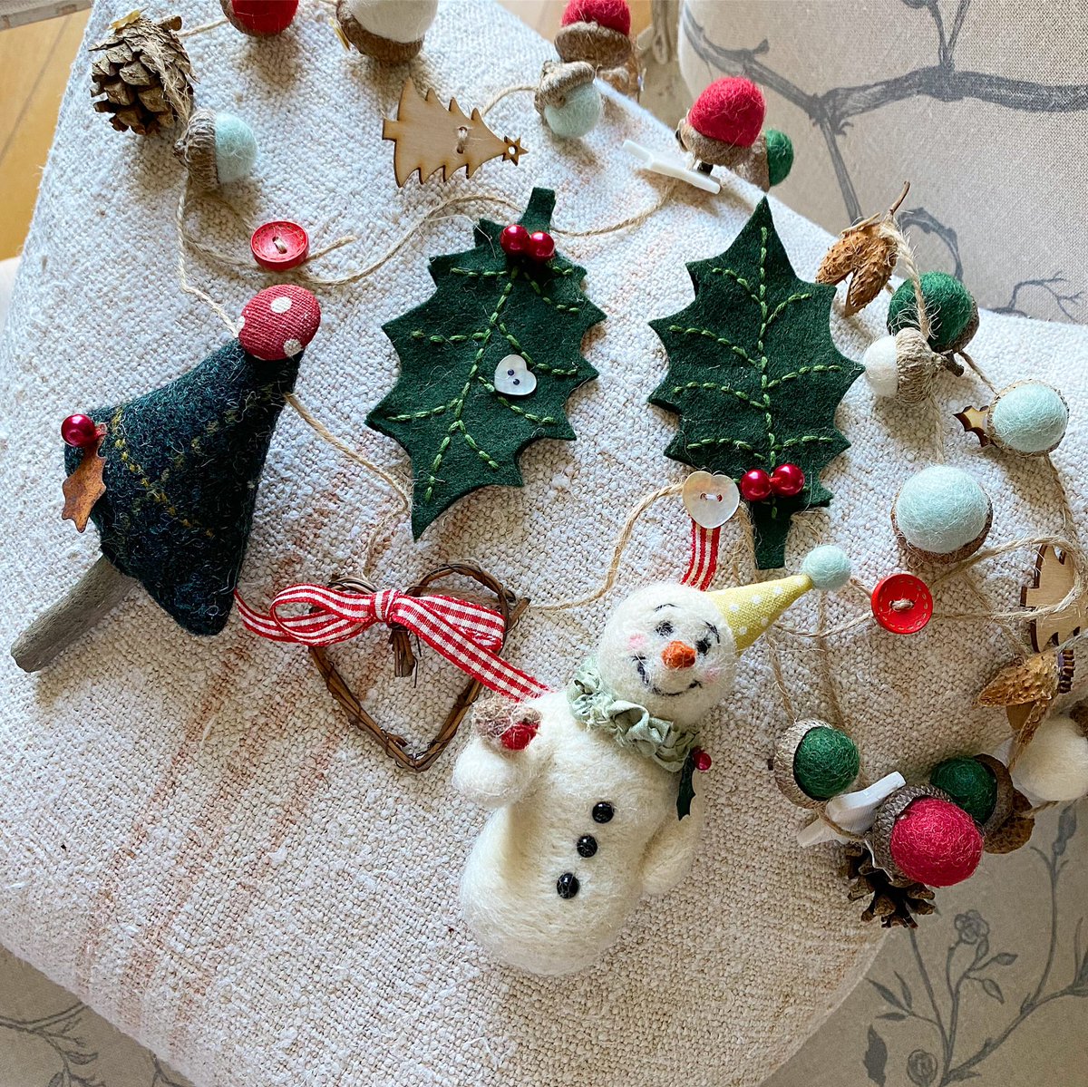 WildandWool's tweet photo. Perry the snowman and his little robin friend are ready to party! ... in a snowman social distancing kind of a way! This #Christmasgarland is now for sale at https://t.co/gYqDOjYYKN
#choosewool #handmade #shopsmallbusiness #uniquewoolart #eachoneunique https://t.co/D5cnOehYL2