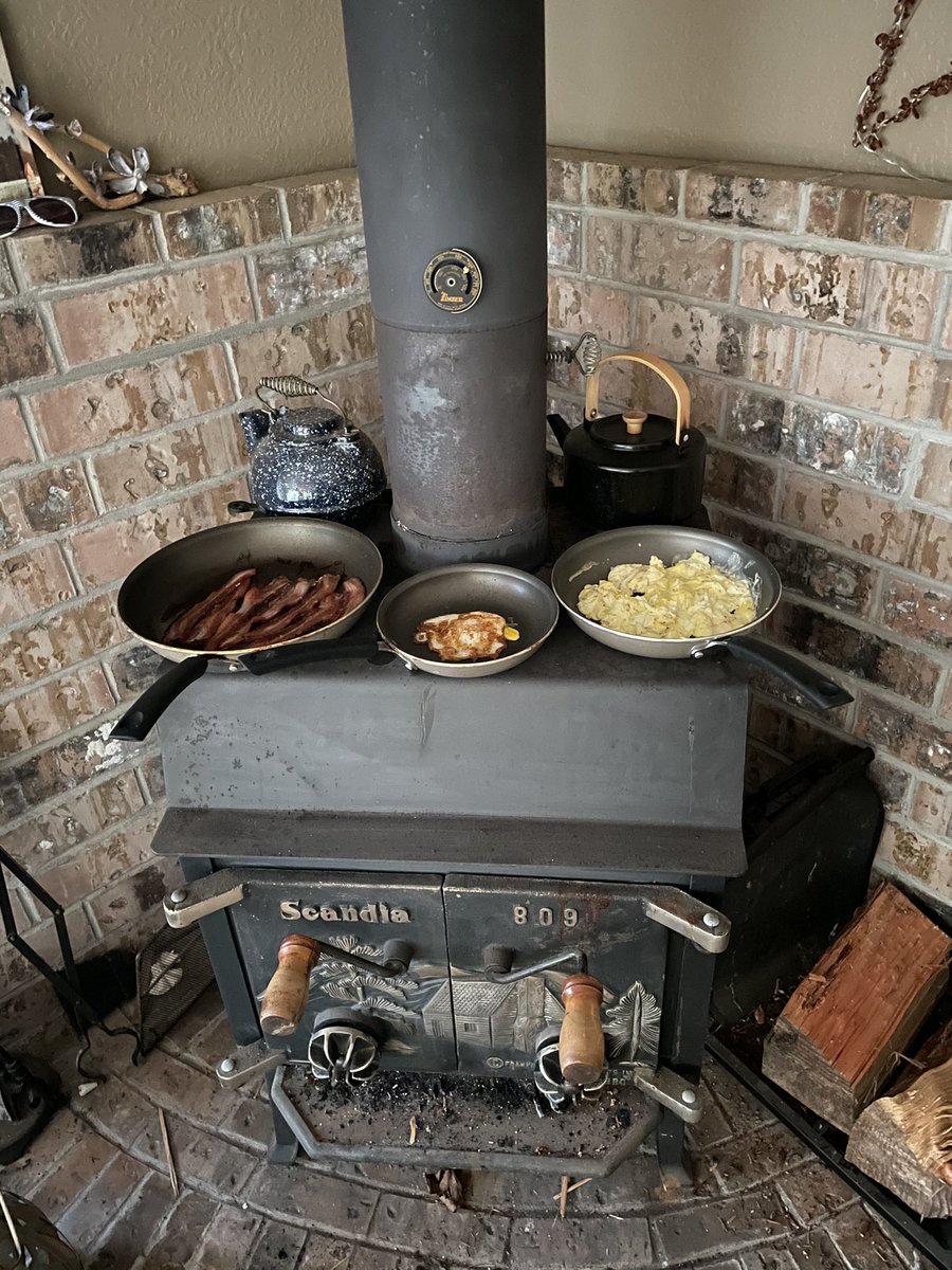 CMasonPlacek's tweet photo. Hi @PenLightCo - we’re loving cooking by stove top but any ideas why the power is out on Herron Island? https://t.co/wNGfpFkQSU