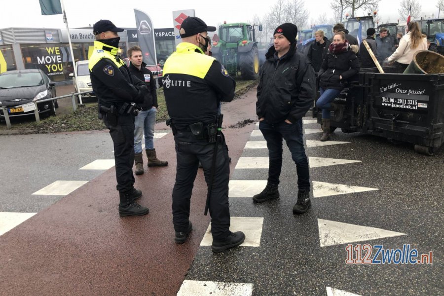 Boerenprotest bij distributiecentrum Albert Heijn in #Zwolle. 112Zwolle.