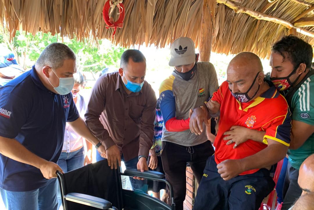 AdolfoP_Oficial's tweet photo. #12Dic ¡Felices de servir a nuestro pueblo! Hoy junto a nuestro equipo de #Fundasel entregamos ayudas técnicas y sociales desde la Casa de la Esperanza del Oeste en la parroquia Guerrera Ana Soto del municipio Iribarren. 

#TodosPorTiLara
#CambioDeTimonel
#VictoriaPopular https://t.co/gmPbzqu3np