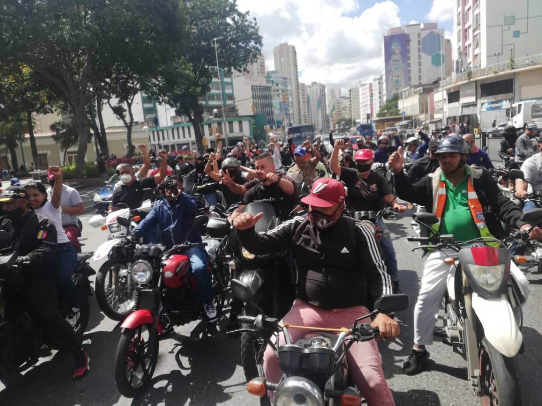 PartidoPSUV's tweet photo. #FOTOS 📸📸

Arranca la movilización de las fuerzas de la Revolución ✨❤️

#VictoriaPopular 
Caracas 12.40 PM https://t.co/GCxfHc2apJ