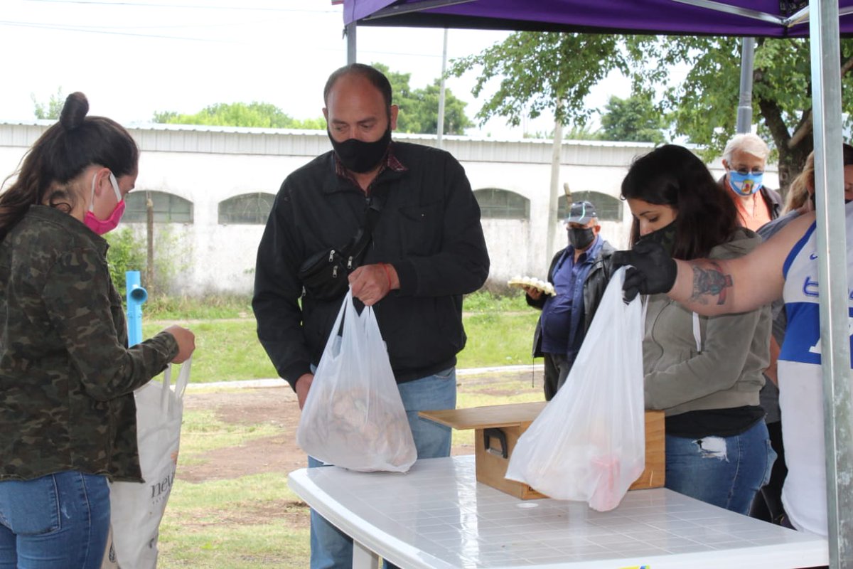 juanjo_castro's tweet photo. #BarrioMitre

Acercamos el programa #Preciossoberanos a vecinos del Barrio Mitre en Ciudad Santa Maria.
A precios súper económicos muchas familias pudieron acceder a alimentos frescos como pollos, huevos, salchichas y nuggets de pollo

#CercadelaGente #SomosMas #ArgentinaUnida https://t.co/n1cYUWY1df