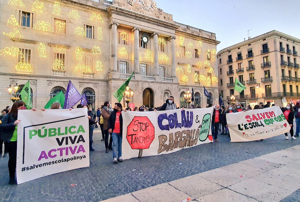 CGTEnsenyament's tweet photo. Concentració a pl. Sant Jaume per exigir #EducacióPública de qualitat #EducacióSegura. 

Aturem el tancament de les escoles  @ampacanclos i @ampaescPolinya @salescpolinya! 

Centres #obertsisegurs12D

#SalvemEscolaPolinyà #SalvemCanClos #CapTancament a la pública! https://t.co/Q81Fn3GJgq