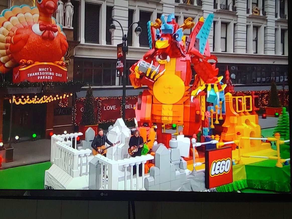 TAZ33254's tweet photo. Always enjoy seeing Hollaender products used for cool exhibits. #SpeedRail Protecting the Bat Mobile at the @smithsonian & keeping the @googoodolls safe during the @Macys Thanksgiving Day Parade. Also miles of #InternaRail used at the @usairforce Museum. #MADEinUSA #Hollaender https://t.co/c0hKzJbdJ9