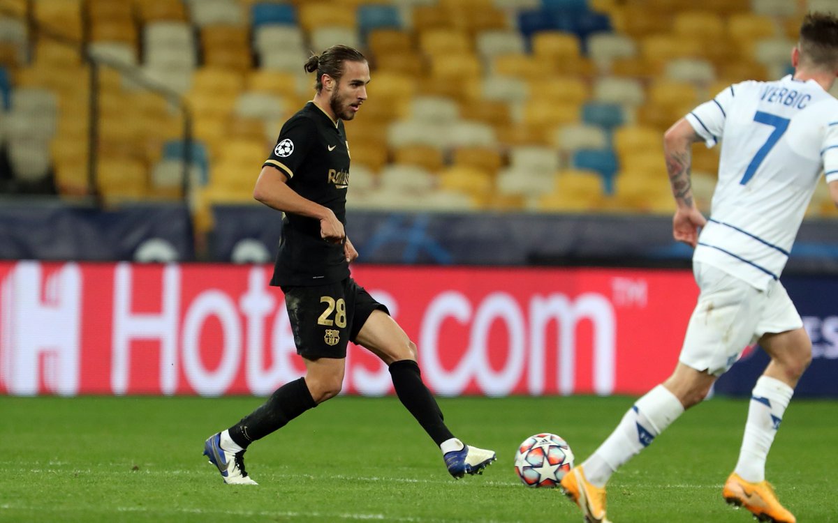 This season, Samuel Umtiti has played only 36 minutes, Ronald Araújo and Gerard Piqué have gone down with injuries, Frenkie de Jong has been forced to cover in central defense, and Óscar Mingueza has been called up from Barcelona B and thrust right into the starting eleven.