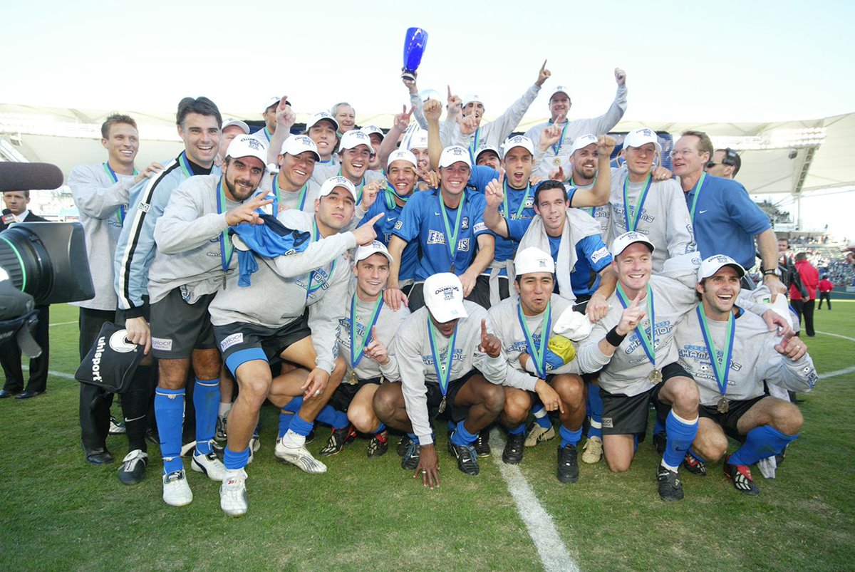 Chicago Fire - San Jose Earthquakes (2003)Donovan comenzaba a destacar y con dos goles ayudó en la victoria de  #Quakes74, y su segunda  #MLSCup   ante un  #CFFC que entró tarde al partido y pese a buscar la igualdad en el marcador, no lograron superar la solidez californiana