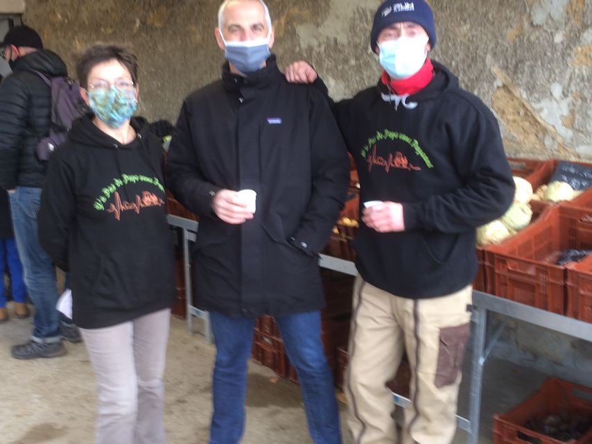 Jean_LucFUGIT's tweet photo. Au marché de la Ferme du Flachat à #Orlienas pour soutenir nos agriculteurs-producteurs et rencontrer mes concitoyens...et évoquer avec eux les nombreux sujets qui font l’actualité ! https://t.co/NZCC4rWePD