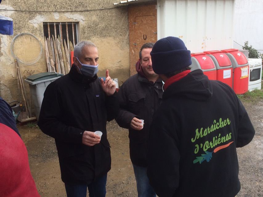 Jean_LucFUGIT's tweet photo. Au marché de la Ferme du Flachat à #Orlienas pour soutenir nos agriculteurs-producteurs et rencontrer mes concitoyens...et évoquer avec eux les nombreux sujets qui font l’actualité ! https://t.co/NZCC4rWePD