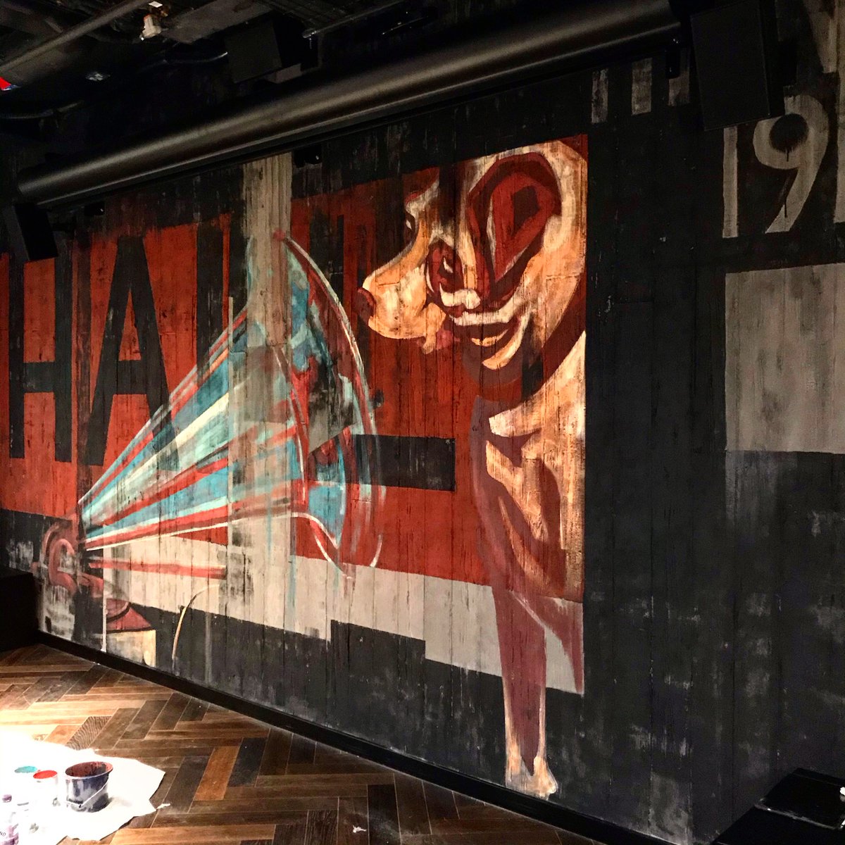 theCunningCraft's tweet photo. ...and then 2 more walls in 2 days.. London hotel interiors.... 5 star people.. #alwayshandpaint 
#muralpainting #hmv #gym https://t.co/47DxXZOoic