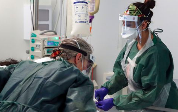 DailyMirror's tweet photo. UK coronavirus deaths hit highest Saturday total since April with 519 fatalities https://t.co/DSnTrb5Qqt https://t.co/egXgMrmfmY