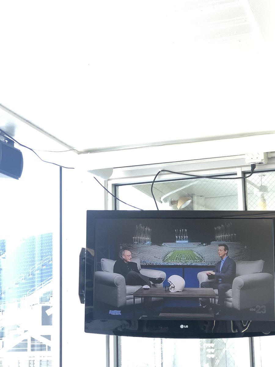 Kenny_Schier's tweet image. Love to see Blue White Tailgate leading up to kickoff in the Beaver Stadium Press Box