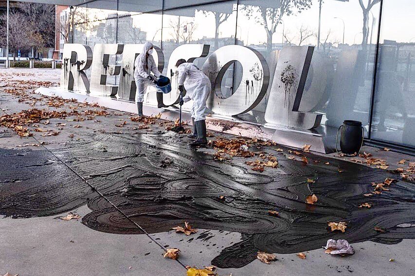 greenpeace_madr's tweet photo. ⛽️ ¡La industria fósil es la mayor responsable de las emisiones de GEI! Y ahora está intentando absorber los fondos destinados a la recuperación económica, sin ningún tipo de compromiso climático, ambiental o social. @Repsol #greenwashing #TrampasContraElClima @greenpeace_esp https://t.co/ztABAqlz2J