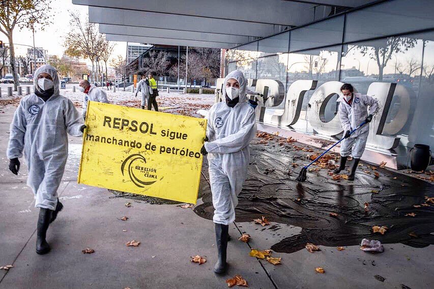 greenpeace_madr's tweet photo. ⛽️ ¡La industria fósil es la mayor responsable de las emisiones de GEI! Y ahora está intentando absorber los fondos destinados a la recuperación económica, sin ningún tipo de compromiso climático, ambiental o social. @Repsol #greenwashing #TrampasContraElClima @greenpeace_esp https://t.co/ztABAqlz2J