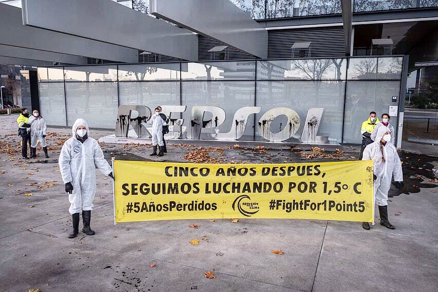 greenpeace_madr's tweet photo. ⛽️ ¡La industria fósil es la mayor responsable de las emisiones de GEI! Y ahora está intentando absorber los fondos destinados a la recuperación económica, sin ningún tipo de compromiso climático, ambiental o social. @Repsol #greenwashing #TrampasContraElClima @greenpeace_esp https://t.co/ztABAqlz2J