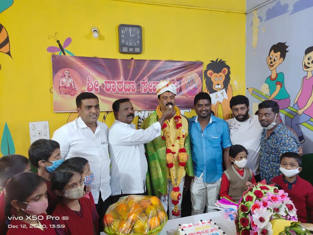 RagavndraNagraj's tweet photo. ಇಂದು ನಾಗರಾಜಣ್�� ಅವರ ಹುಟ್ಟುಹಬ್ಬವನ್ನು ಅನಾಥಾಶ್ರಮದಲ್ಲಿ ಭೋಜನ ವಿತರಣೆ ಮಾಡುವ ಮೂಲಕ ಅನಾಥ ಮಕ್ಕಳೊಂದಿಗೆ  ಆಚರಿಸಲಾಯಿತು.

.

.

.

#KGopalaiah
#bjpbengalurunorth
#mahalaxmilayout
#SHarish 
#NelaNarendrababu
#RNarayanaBadrappa
BJP Karnataka https://t.co/zJyBjhWt3W