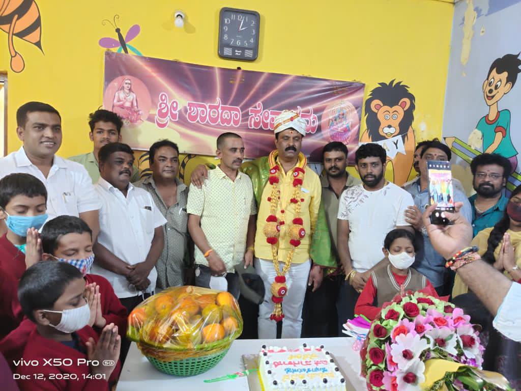 RagavndraNagraj's tweet photo. ಇಂದು ನಾಗರಾಜಣ್�� ಅವರ ಹುಟ್ಟುಹಬ್ಬವನ್ನು ಅನಾಥಾಶ್ರಮದಲ್ಲಿ ಭೋಜನ ವಿತರಣೆ ಮಾಡುವ ಮೂಲಕ ಅನಾಥ ಮಕ್ಕಳೊಂದಿಗೆ  ಆಚರಿಸಲಾಯಿತು.

.

.

.

#KGopalaiah
#bjpbengalurunorth
#mahalaxmilayout
#SHarish 
#NelaNarendrababu
#RNarayanaBadrappa
BJP Karnataka https://t.co/zJyBjhWt3W