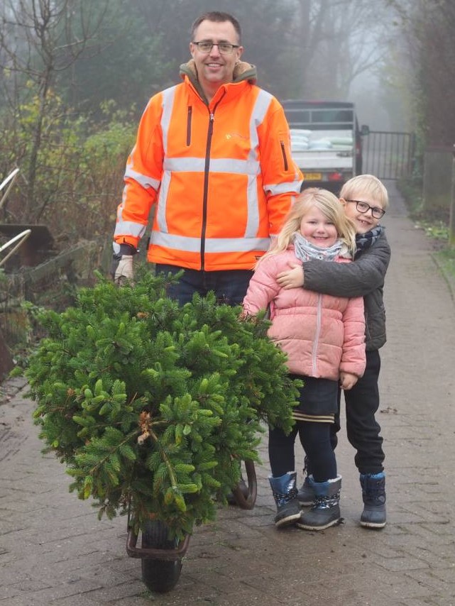 KNIJ_2025's tweet photo. Vandaag zijn de kerstbomen 🌲🌲 uit onze logeertuin opgehaald. Zoals je kunt zien op de foto's zijn de duurzame, herplantbare kerstbomen van @Intratuin030  erg mooi gebleven! Nog een boom nodig? Ook dit jaar zijn ze er weer. #ijsselstein #duurzamekerst #groenekerst https://t.co/CrchNzTNVv