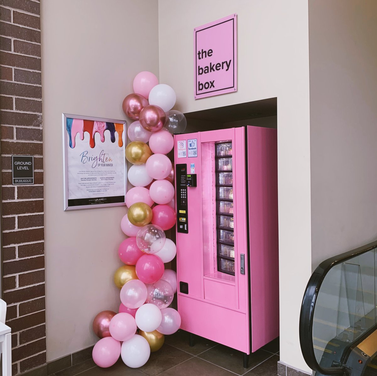 ShopBRVC's tweet image. Happy Opening Day to The Bakery Box! Visit this unique dessert ATM in the Burr Ridge Village Center lobby next to Starbucks and satisfy your Saturday sweet tooth 🧁🍰🎂

#BakeryBox #Cake #CakesofInstagram #Baker #BakersofIG #BakersOfInstagram #Desserts
