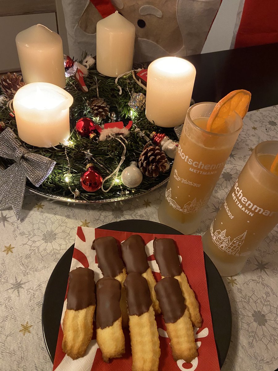 AHeringlehner's tweet photo. #corona sorgt dafür, dass wir dieses Jahr ein besonderes #weihnachten feiern werden. Ich persönlich genieße die Zeit und versuche, mit meiner Familie, das beste daraus zu machen.  Wir wünschen Euch morgen einen schönen 🕯🕯🕯 Advent. #weihnachtsplätzchen #glühginstattglühwein https://t.co/Vy6IiO8ypE