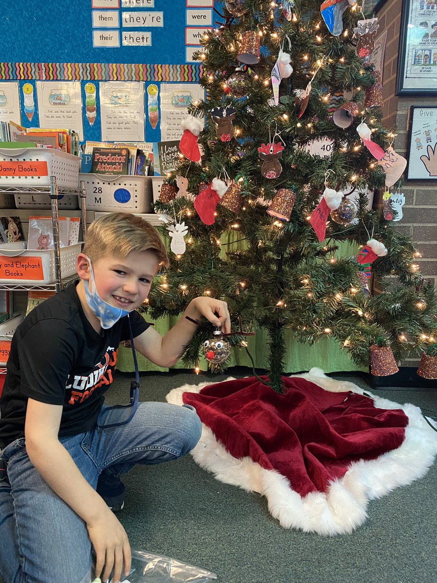 MrsKaminski1's tweet photo. How to make hot chocolate writing and making ornaments for our class tree. 🎄☕️ https://t.co/TfQKkDKwmK